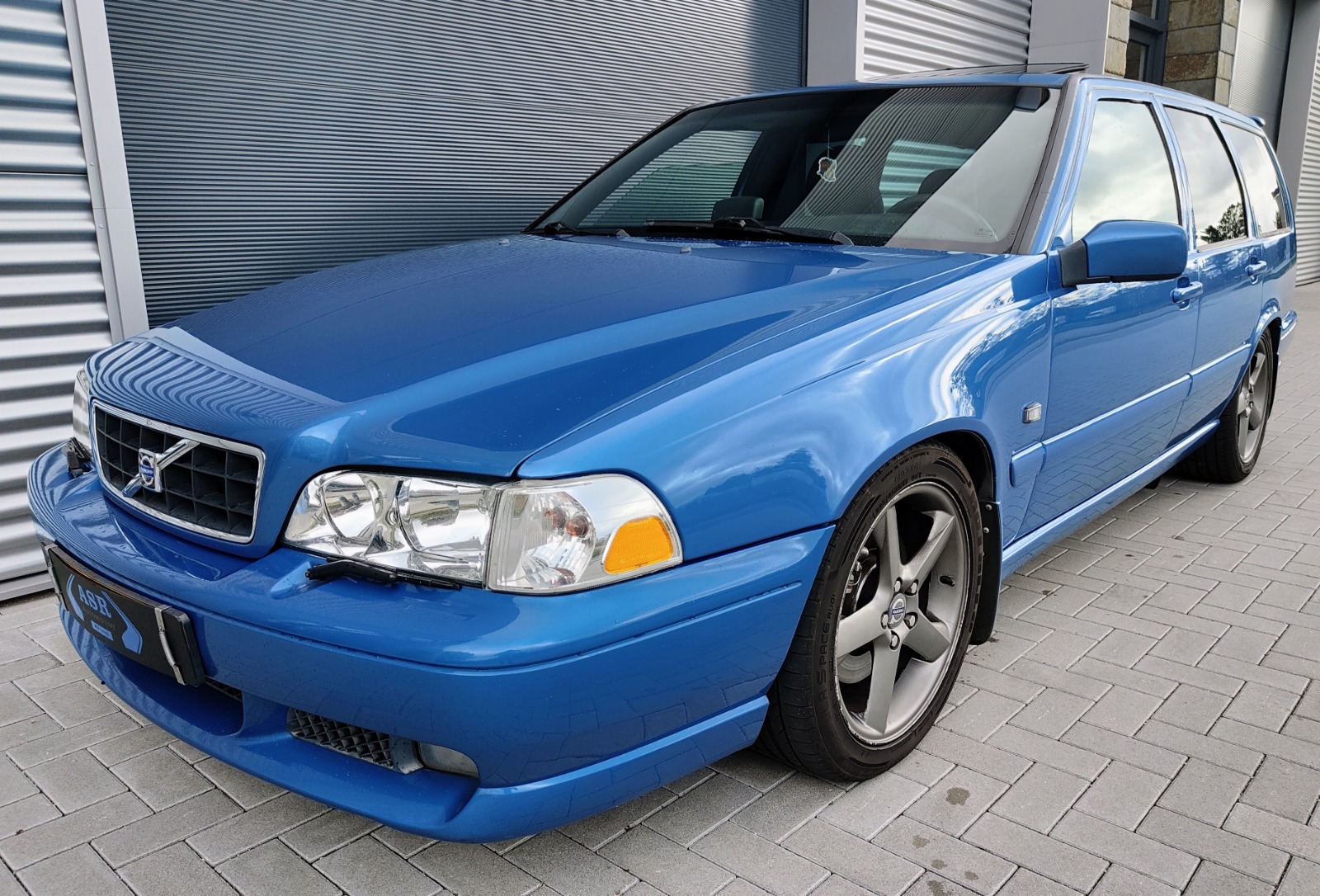 Volvo V70R 2.4 AWD Laser Blue 265 pk